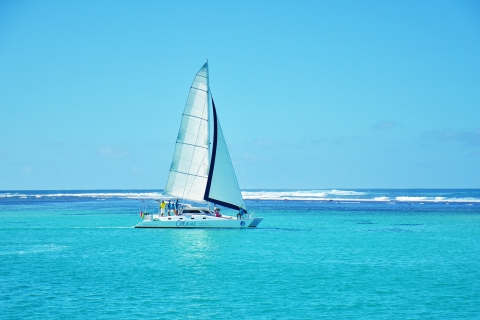 Trou d'Eau Douce : croisière privée d'une journée sur l'île aux CerfsVisite sur un catamaran plus petit
