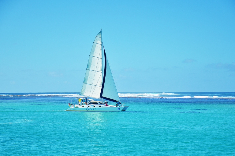 Trou d'Eau Douce : croisière privée d'une journée sur l'île aux CerfsVisite sur un catamaran plus petit