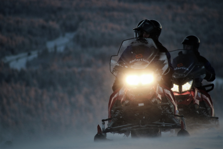 Levi: Safari nocturno en moto de nieveLevi: Safari crepuscular en moto de nieve