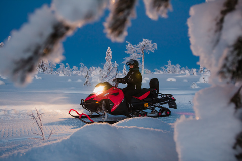 Levi: Abendliche SchneemobilsafariLevi: Schneemobilsafari in der Dämmerung