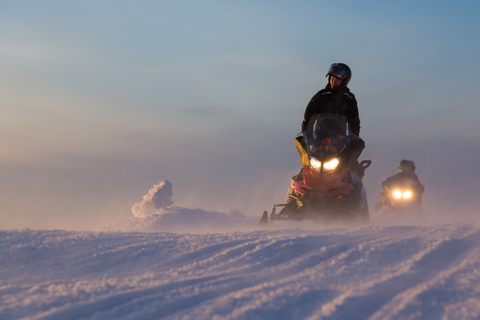 Levi: Abendliche SchneemobilsafariLevi: Schneemobilsafari in der Dämmerung