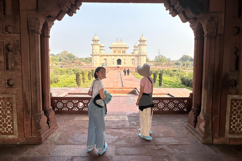 Taj Mahal: Sunrise Tour z DelhiPrywatna wycieczka z opłatą za pomnik