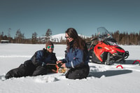 Levi, Safari motoneige avec pêche sur glace et déjeuner en plein air - Hizvo