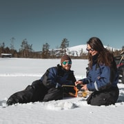 Levi : Safari en motoneige avec pêche sur glace et déjeuner en plein air