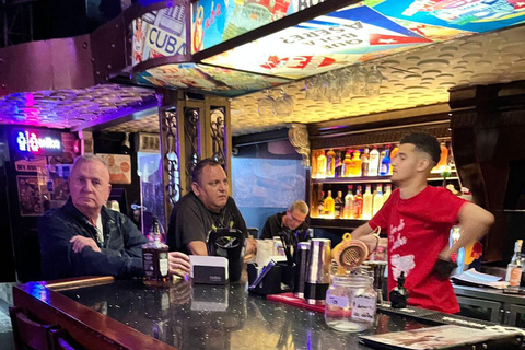 Lima: Miraflores Night Tour with Pisco Sour or Chilcano