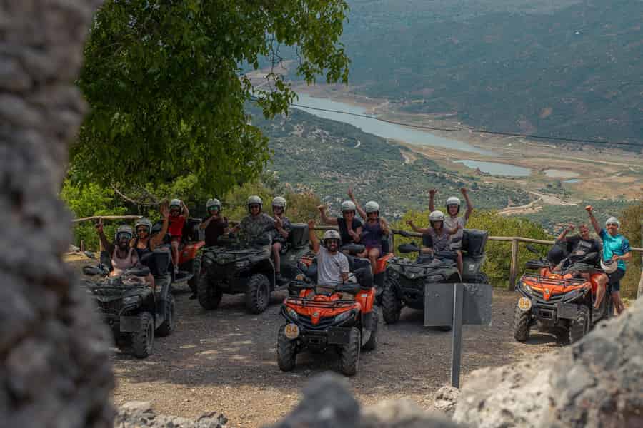Ab Iraklio: Quad-Safari, Mittagessen, Höhle und Olivenöl – Tagestour. Foto: GetYourGuide