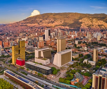 Medellín: Private City Tour with Metrocable and Comuna 13