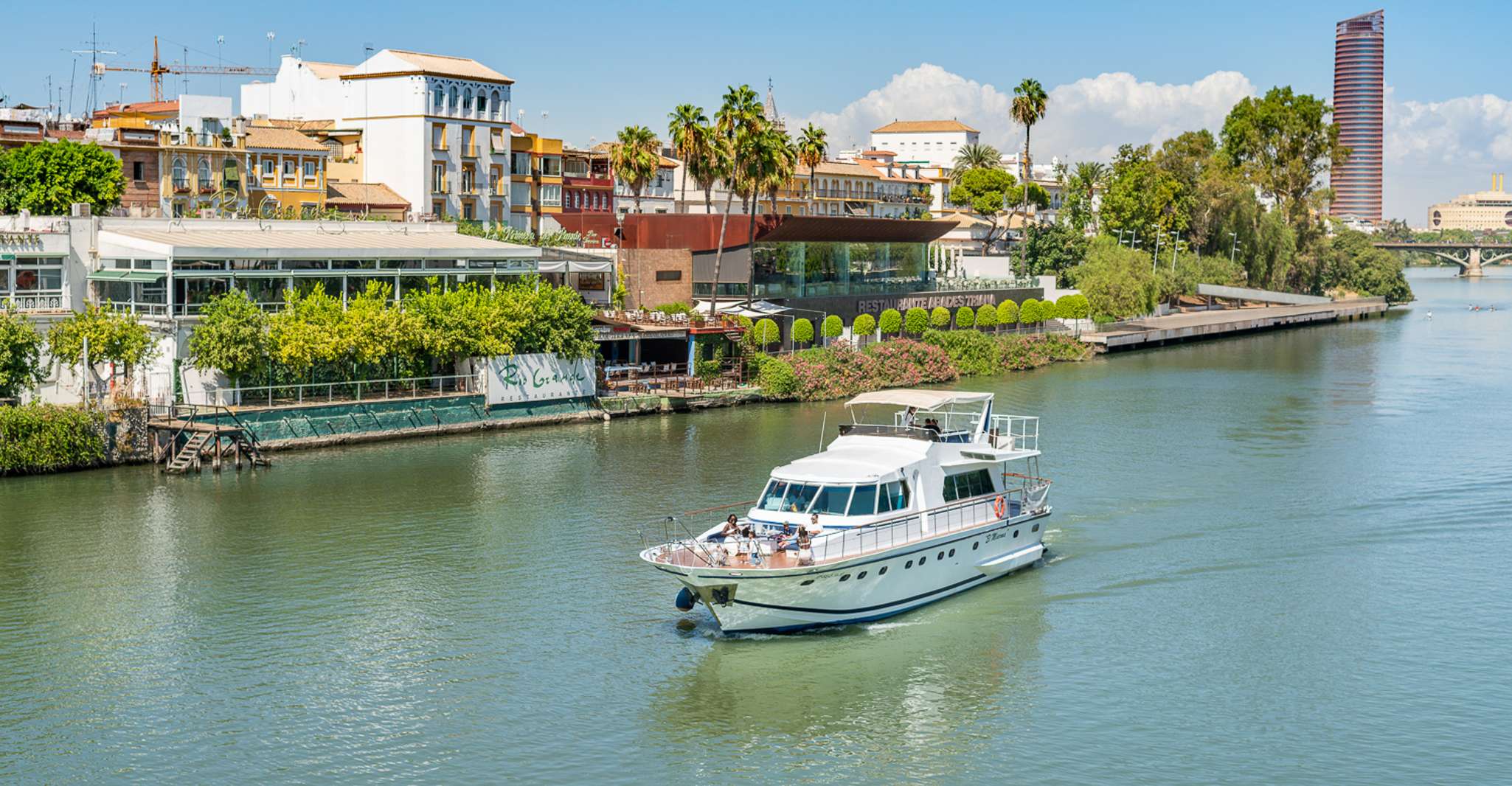 Seville, Guadalquivir Yacht Tour con opciones de bebidas y alimentos - Hizvo