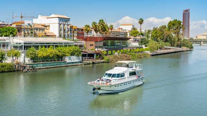 Sevilla: tour en yate por el Guadalquivir con bebida y comida opcionales