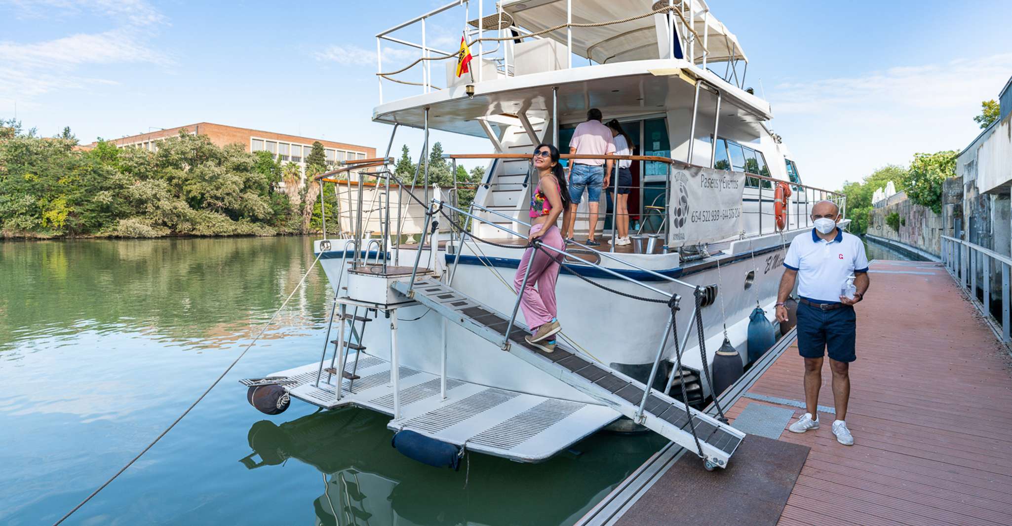 Seville, Guadalquivir Yacht Tour con opciones de bebidas y alimentos - Hizvo
