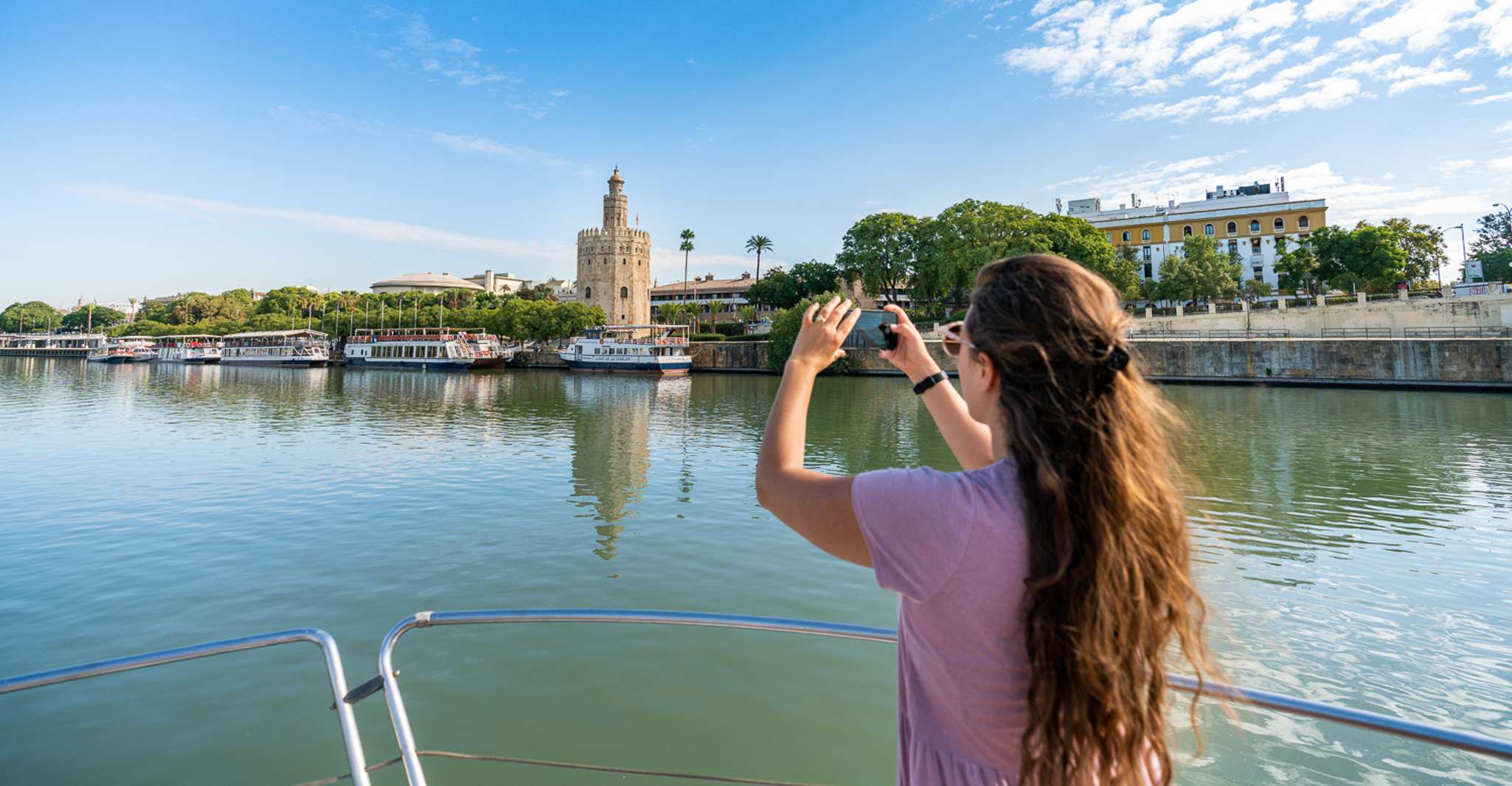 Seville, Guadalquivir Yacht Tour con opciones de bebidas y alimentos - Hizvo