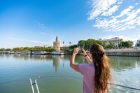 Séville, Guadalquivir Yacht Tour avec des options de boissons et de nourriture - Hizvo