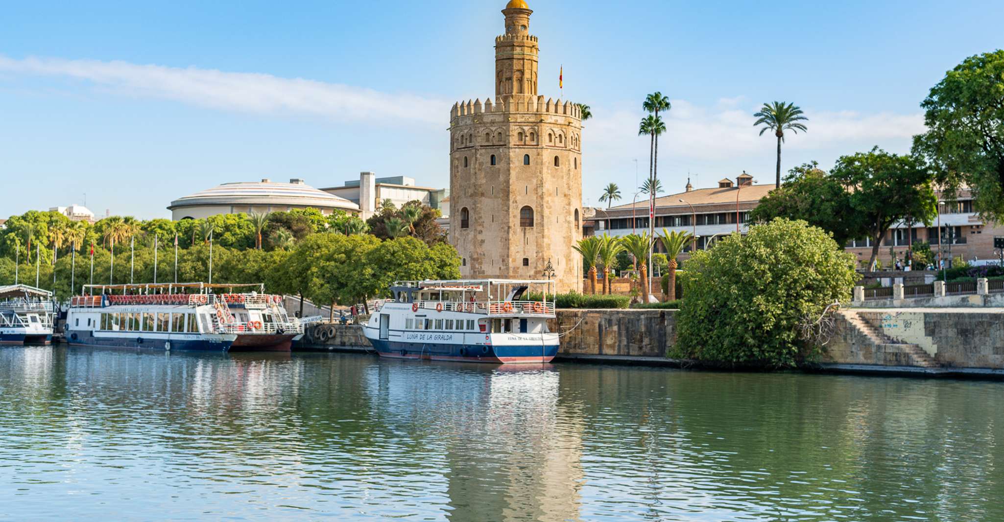 Seville, Guadalquivir Yacht Tour con opciones de bebidas y alimentos - Hizvo