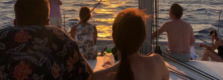 Ab Rhodos: Katamaran-Fahrt mit Dinner im Sonnenuntergang