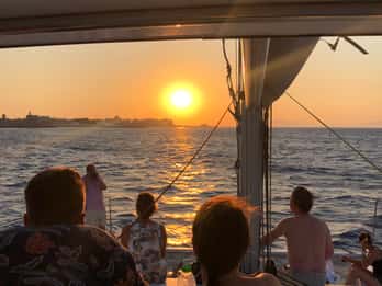 Ab Rhodos: Katamaran-Fahrt mit Dinner im Sonnenuntergang Ab Rhodos: Katamaran-Fahrt mit Dinner im Sonnenuntergang