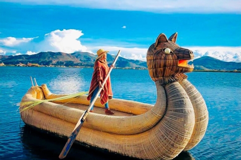 Kajak auf der schwimmenden Insel Uros und Taquile mit dem Speiboot