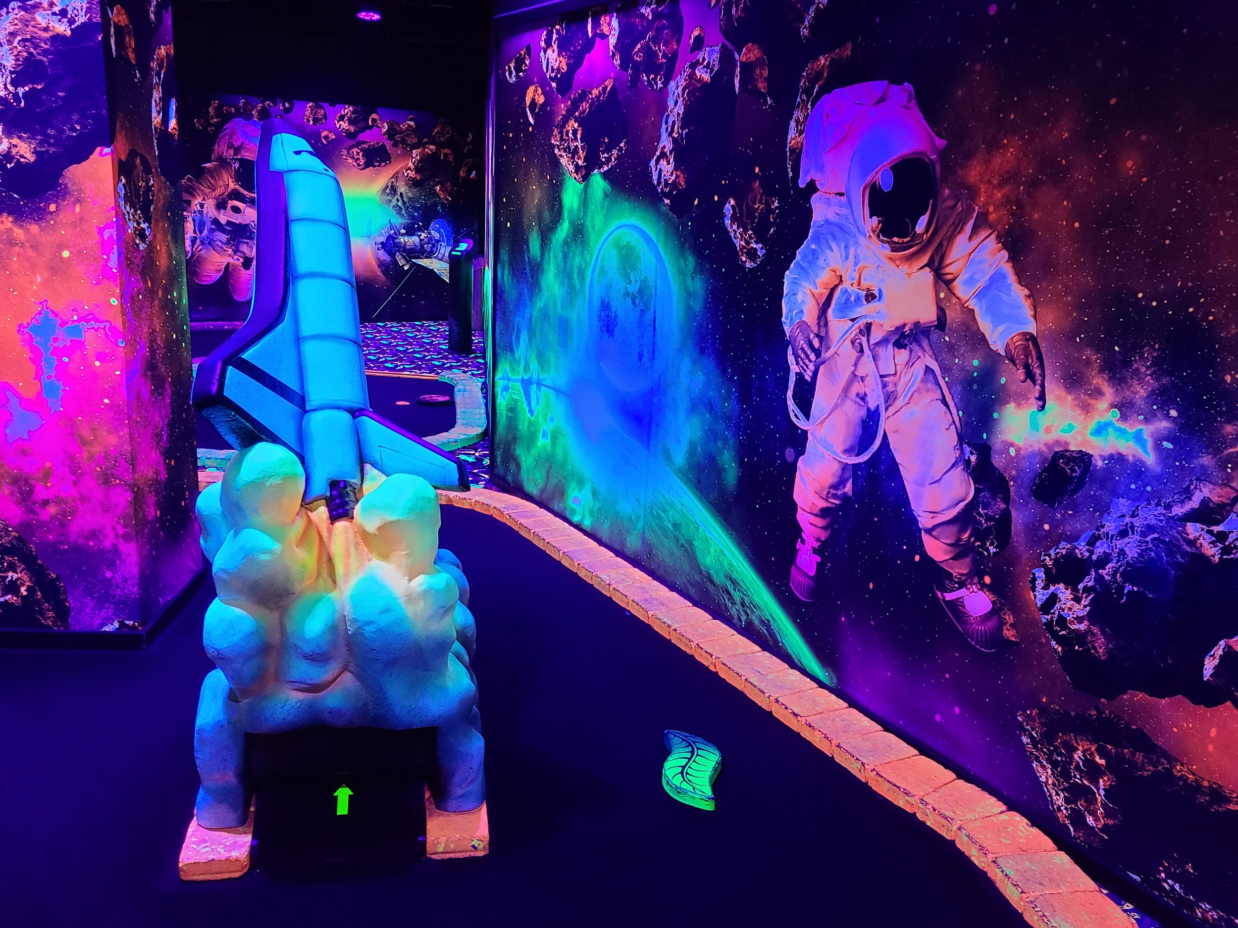 American Dream: Blacklight Mini Golf Eintrittskarte