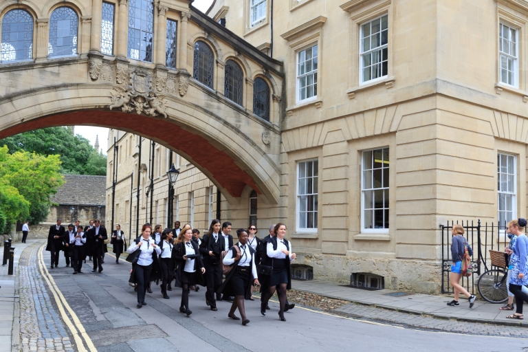 Oxford University: Group Walking Tour with University Alumni Private Walking Tour