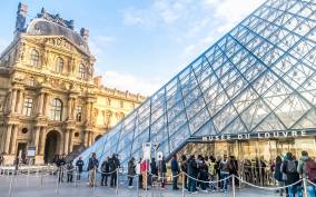 Paris: Louvre Museum Timed-Entrance Ticket and Audioguide