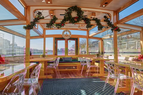 NYC: vakantiejachtcruise met jazz, cacao en kerstliederen