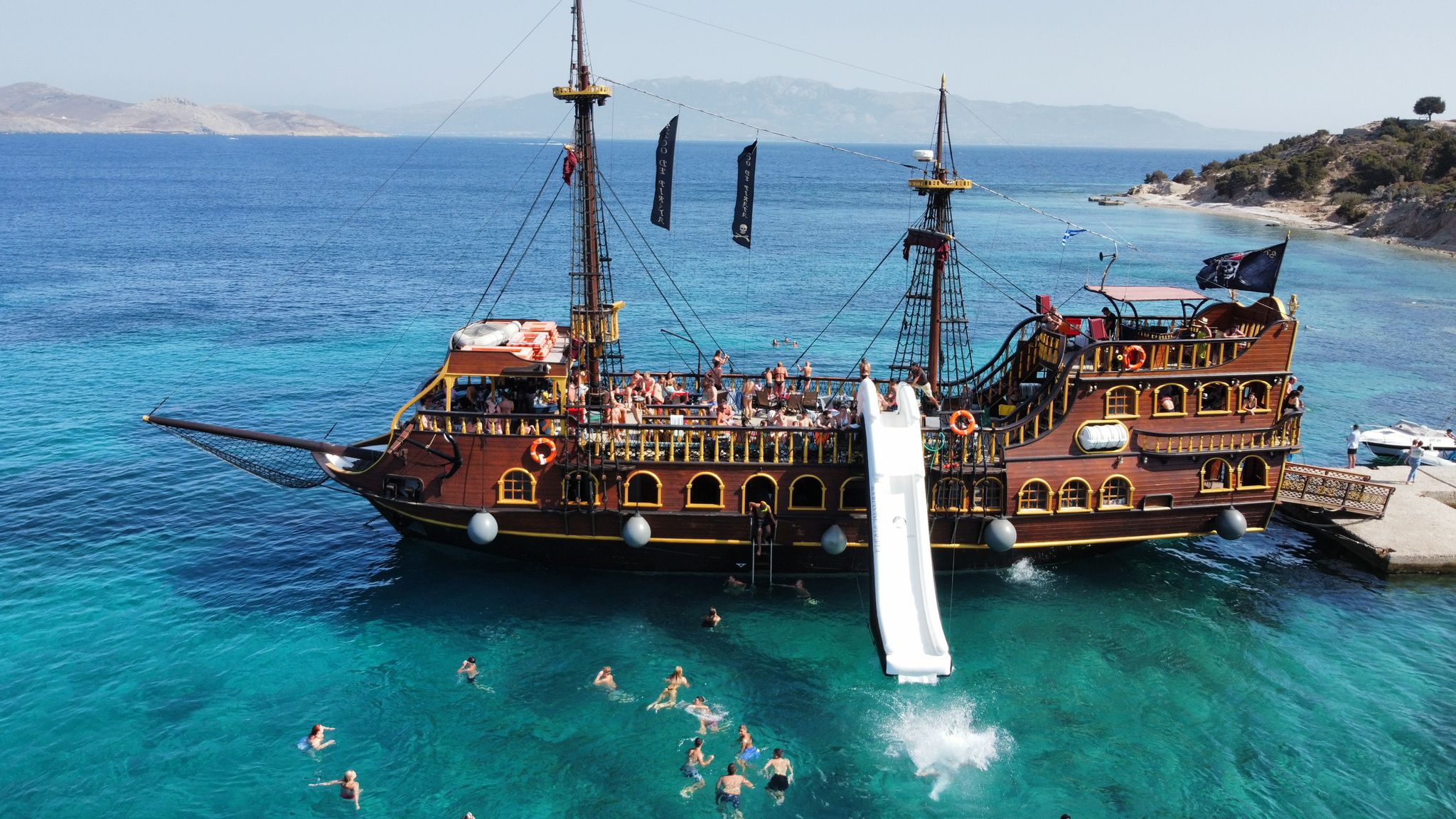 Von Kos aus: 3-Inseln-Piraten-Kreuzfahrt mit Mittagessen und Wasserrutsche