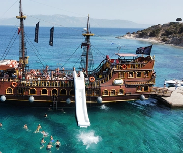 Au départ de Kos : Croisière Pirate sur 3 îles avec déjeuner et toboggan aquatique