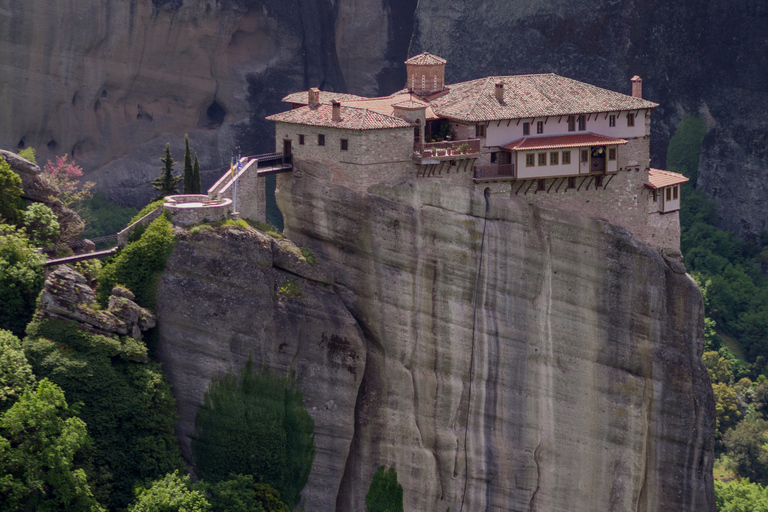 De Atenas: Viagem de trem para Meteora com pernoite