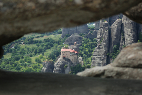 From Thessaloniki: Train Trip to Meteora & Monastery Tour Standard Option