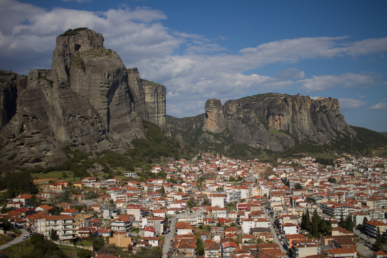 From Thessaloniki: Train Trip to Meteora & Monastery Tour Standard Option