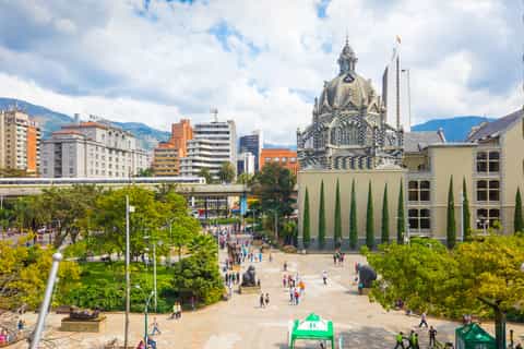 Medellín: Private City Tour with Metrocable and Comuna 13