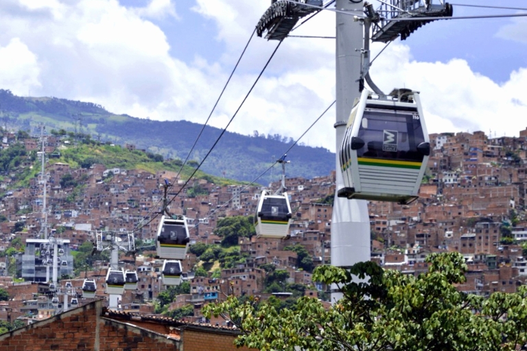 Medellín: Prywatna wycieczka po mieście z Metrocable i Comuna 13Medellín: Prywatna wycieczka po mieście w języku angielskim