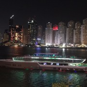 Dubai: crociera in mega yacht con cena a buffet