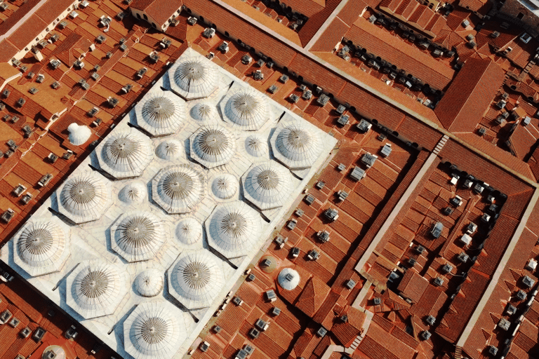 Stambuł: prywatna wycieczka piesza po Grand Bazaar Rooftops