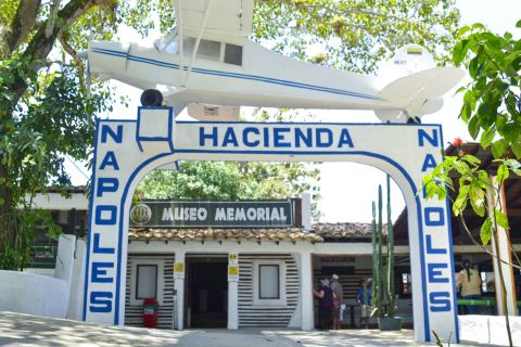 Ab Medellín: Tagestour in den Themenpark Hacienda Nápoles
