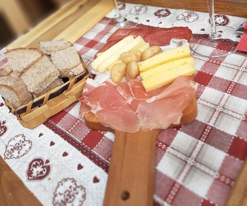 Aosta: Tour gastronomico a piedi con un locale