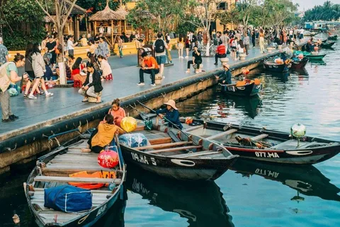 Hoi An: paseo en barco por el río Hoai de noche con lanzamiento de linternas