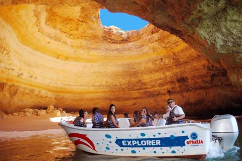 Portimão: Benagil Grottoes Boat Cruise