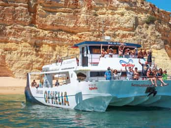 Fra Portimão: Katamarancruise til Benagil-grottene med BBQ