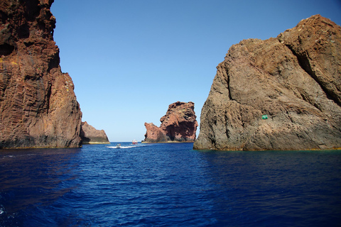 Ajaccio : Visite guidée en bateau de la réserve naturelle de ScandolaDepuis la plage de Porticcio (bateau hauturier)