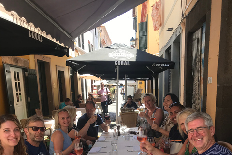 Madeira: tour guidato a piedi con degustazioni e vino