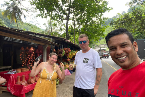 Kandy Shopping Tour by Tuk Tuk with Sri Lankan Roti Tasting