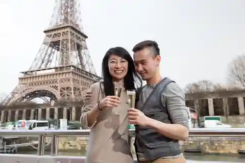 Paris: Rundvisning i Eiffeltårnet og guidet krydstogt på Seinen
