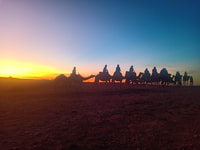 Von Marrakesch, Sonnenuntergang Kamel Fahrt in der Agafay Wüste - Hizvo