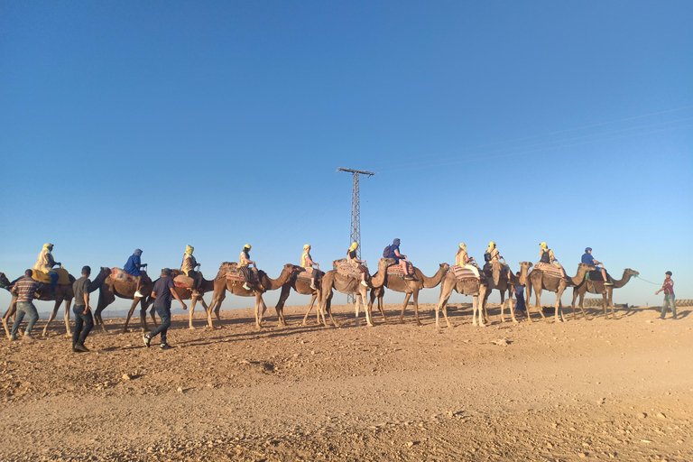 Desde Marrakech: paseo en camello al atardecer en el desierto de Agafay