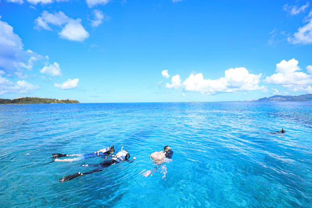 Naha, Okinawa: escursione di un giorno con pranzo e snorkeling sull'isola di Keramas