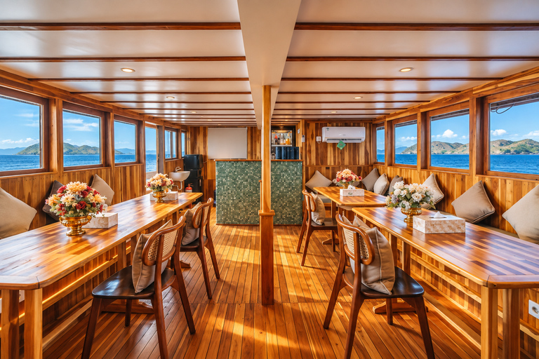 Labuan Bajo: 3-Day Komodo Sailing Luxury Boat with All Fees Deluxe Boat - Private Standar Room (2pax/room)