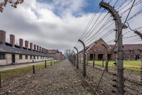 Cracovia: visita guiada a Auschwitz-Birkenau y película sobre el HolocaustoTour en alemán desde el punto de encuentro