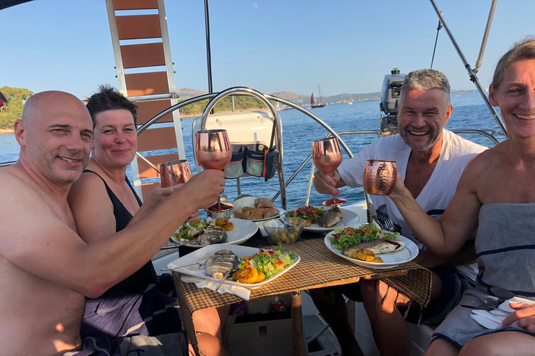 Alcudia: Sailing Yacht Excursion with Wine & Tapas Public Sailing Excursion