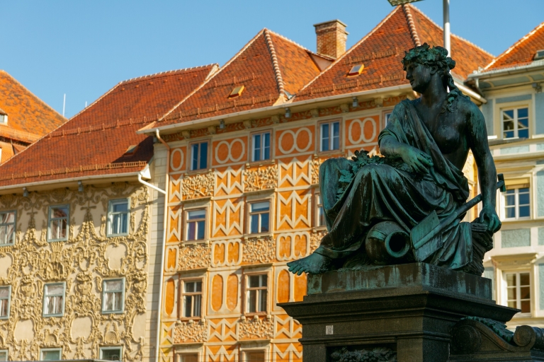 Graz: Sla de wachtrij over Landeszeughaus privérondleidingLandeszeughaus en de kathedraal van Graz