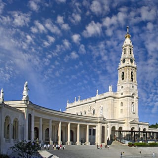 From Lisbon: Tour Fátima, Batalha, Alcobaça, Nazaré, Óbidos